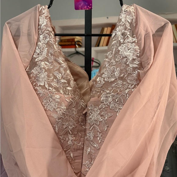 NWOT-Chic Blush Maxi Dress with Lace Accents has Cape sleeves. New no tags - Picture 8 of 10